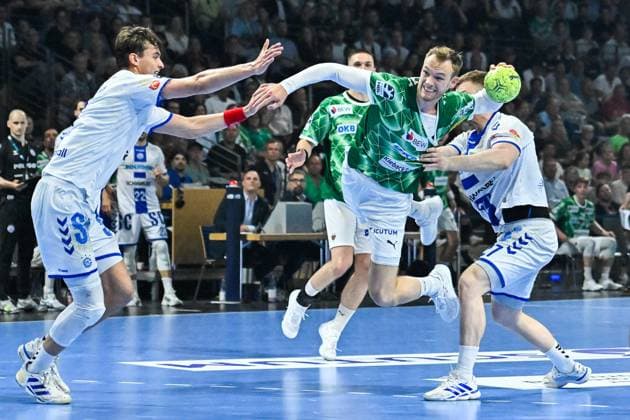 Bilder des Jahres 2025, Sport 06 Juni Sport Themen der Woche KW23 Sport Bilder des Tages Handball, Daikin HBL, Fuechse Berlin - VfL Gummersbach 05.06.2025, xdanx, Handball, Daikin HBL, Fuechse Berlin - VfL Gummersbach v.l. Milos Vujovic (VfL Gummersbach), Mathias Gidsel (Füchse Berlin), Kristjan Horssen (VfL Gummersbach) Zweikampf, Duell, Kampf, tackle Berlin Max Schmeling Halle Berlin Deutschland (DE) Copyright: xDanielxLakomskix