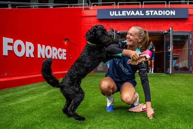 250623 Frida Maanum of the Norwegian women s national football team with a dog ahead of a training session on June 23, 2025 in Oslo. Photo: Vegard Grott BILDBYRAN kod VG VG0769 bbeng fotboll football soccer fotball norge norway women dam träning practice training trening pre-camp precamp Copyright: VEGARDxGRoTT BB250623VG001