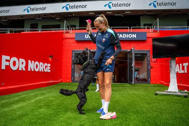 250623 Frida Maanum of the Norwegian women s national football team with a dog ahead of a training session on June 23, 2025 in Oslo. Photo: Vegard Grott BILDBYRAN kod VG VG0769 bbeng fotboll football soccer fotball norge norway women dam träning practice training trening pre-camp precamp Copyright: VEGARDxGRoTT BB250623VG002