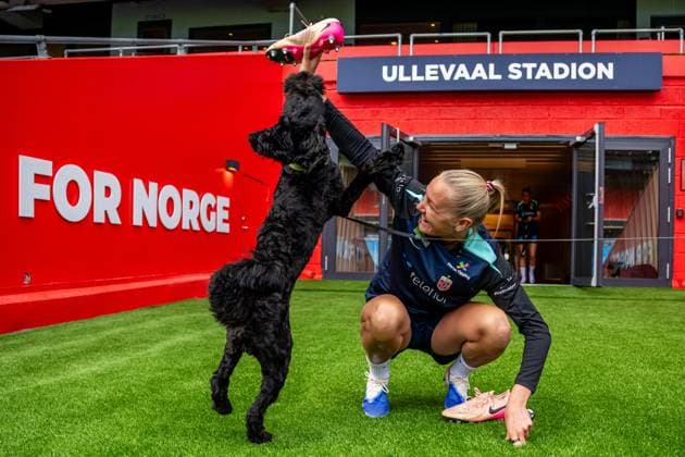 250623 Frida Maanum of the Norwegian women s national football team with a dog ahead of a training session on June 23, 2025 in Oslo. Photo: Vegard Grott BILDBYRAN kod VG VG0769 bbeng fotboll football soccer fotball norge norway women dam träning practice training trening pre-camp precamp Copyright: VEGARDxGRoTT BB250623VG066