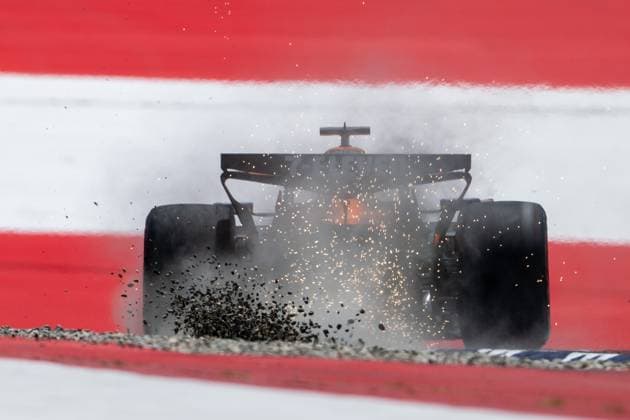 Bilder des Jahres 2025, Sport 06 Juni Sport Bilder des Tages Oscar Piastri (McLaren Formula 1 Team, Australien, 81) im MCL39 mit Funken Funkenflug beim Ausritt ins Kiesbett von hinten vor aufgemalter Fahne Flagge auf dem Asphalt in der Zielkurve Kurve 10, AUT, Formel 1 Weltmeisterschaft, MSC Cruises Grand Prix von Oesterreich, Red Bull Ring Spielberg, Qualifying Day, Saison 2025, 28.06.2025 AUT, Formel 1 Weltmeisterschaft, MSC Cruises Grand Prix von Oesterreich, Red Bull Ring Spielberg, Qualifying Day, Saison 2025, 28.06.2025 Spielberg Copyright: xEibner-Pressefoto Memmlerx EP_MMR