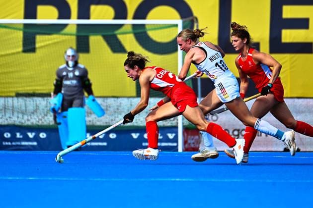 Bilder des Jahres 2025, Sport 06 Juni Sport Bilder des Tages Hockey, FIH Hockey Pro League 2025 Berlin, Deutschland - England 28.06.2025, xdanx, Hockey, FIH Hockey Pro League 2025 Berlin, Deutschland - England v.l. Fiona Crackles (England), Lisa Nolte (Deutschland) Zweikampf, Duell, Kampf, tackle Berlin Ernst-Reuter-Sportfeld Berlin Deutschland (DE) Copyright: xDanielxLakomskix