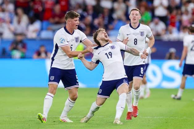 Bilder des Jahres 2025, Sport 06 Juni Sport Bilder des Tages Harvey Elliott (England) bejubelt seinen Treffer zum 1:0 mit Charlie Cresswell (England) und Elliot Andersen (England), UEFA European Under-21 Championship 2025 Final, England v Germany Final, National Football Stadium am 28. June 2025 in Bratislava, Slowakei. (Foto von Marco Steinbrenner DeFodi Images) Harvey Elliott (England) celebrates after scoring his teams first goal with Charlie Cresswell (England) and Elliot Andersen (England), UEFA European Under-21 Championship 2025 Final, England v Germany Final, National Football Stadium, June 28, 2025 in Bratislava, Slovakia. (Photo by Marco Steinbrenner DeFodi Images)