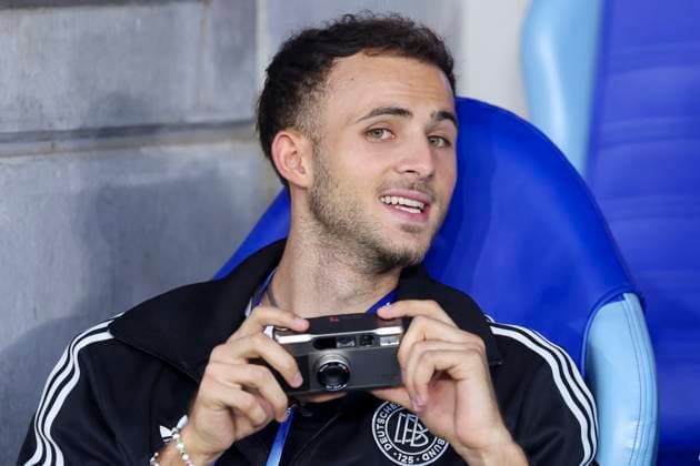 Max Rosenfelder (Germany) sitzt verletzt mit einer Fotokamera in der Hand auf der Ersatzbank, UEFA European Under-21 Championship 2025 Final, England v Germany Final, National Football Stadium am 28. June 2025 in Bratislava, Slowakei. (Foto von Marco Steinbrenner DeFodi Images) Max Rosenfelder (Germany) sits injured on the bench with a camera in his hand, UEFA European Under-21 Championship 2025 Final, England v Germany Final, National Football Stadium, June 28, 2025 in Bratislava, Slovakia. (Photo by Marco Steinbrenner DeFodi Images)