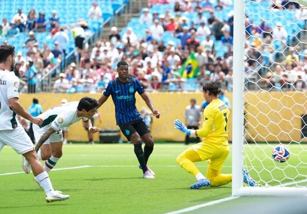 Bilder des Jahres 2025, Sport 06 Juni Sport Bilder des Tages German Cano (Fluminense FC, 14) erzielt ein Tor zum 1:0 gegen Yann Sommer (Inter Milan, 1) USA, Inter Milan vs Fluminense FC, FIFA Club World Cup, Round of 16, Match 53, 30.06.2025 USA, Inter Milan vs Fluminense FC, FIFA Club World Cup, Round of 16, Match 53, 30.06.2025 Charlotte Copyright: xScottxW.xColemanx CWC2025-INT-FLU