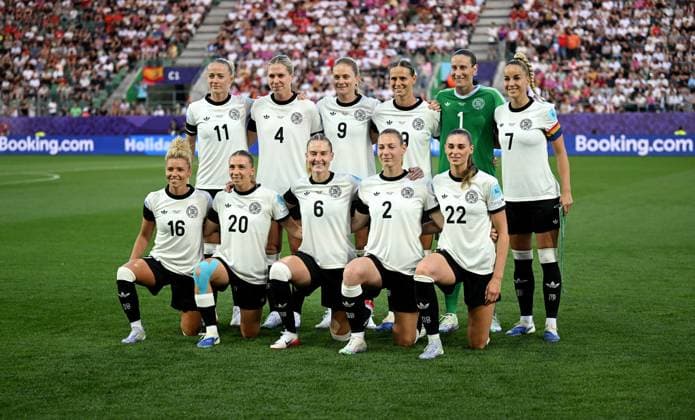 Fussball Frauen Euro 2025 Vorrunde Gruppe C 04.07.2025 Deutschland - Polen Teamfoto Deutschland, v. hinten li, Lea Schueller, Rebecca Knaak, Sjoeke Nuesken, Klara Buehl, Torhueterin Ann-Katrin Berger, Giulia Gwinn, v. unten links, Linda Dallmann, Elisa Senss, Janina Minge, Sarai Linder, Jule Brand