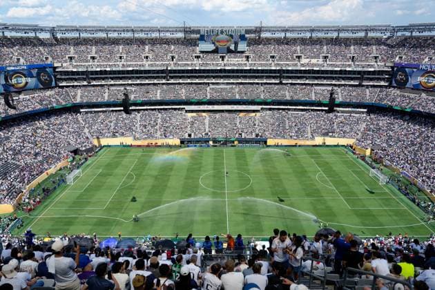 Das Spielfeld wird vor dem Spiel von der Platzcrew bewassert USA, Paris Saint-Germain vs Real Madrid CF, FIFA Club World Cup, Halbfinale, Match 62, 09.07.2025 USA, Paris Saint-Germain vs Real Madrid CF, FIFA Club World Cup, Halbfinale, Match 62, 09.07.2025 East Rutherford Copyright: xScottxW.xColemanx CWC2025-PSG-RMA