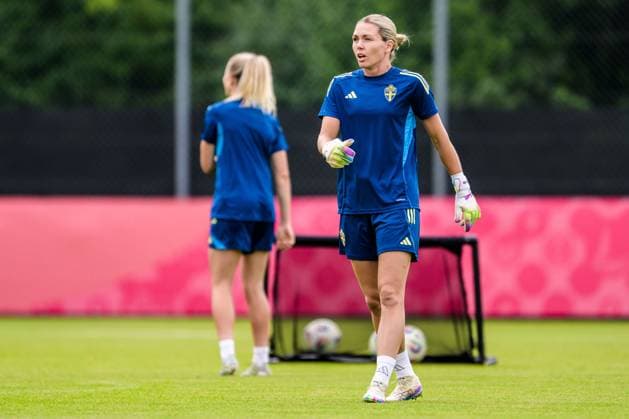 250716 Goalkeeper Jennifer Falk of the Swedish women s national football team at a training session during the UEFA Women s Euro 2025 Championship on July 16, 2025 in Cam. Photo: Ludvig Thunman BILDBYRAN kod LT LT0720 fotboll football soccer fotball fotbolls-em europamästerskap em uefa womens euro uefa womens european football championship womens euro 2025 dam kvinner women träning practice training sverige sweden day 15 bbeng Copyright: LUDVIGxTHUNMAN BB250716LT012