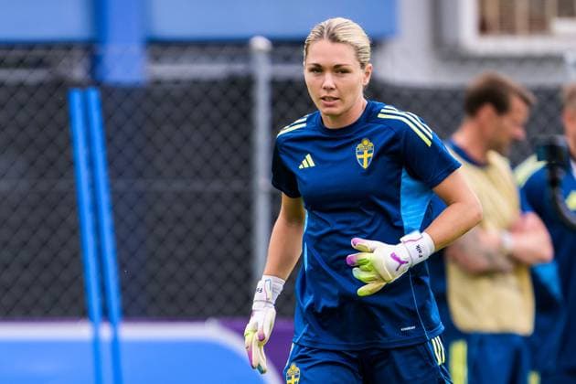 250716 Goalkeeper Jennifer Falk of the Swedish women s national football team at a training session during the UEFA Women s Euro 2025 Championship on July 16, 2025 in Cam. Photo: Ludvig Thunman BILDBYRAN kod LT LT0720 fotboll football soccer fotball fotbolls-em europamästerskap em uefa womens euro uefa womens european football championship womens euro 2025 dam kvinner women träning practice training sverige sweden day 15 bbeng Copyright: LUDVIGxTHUNMAN BB250716LT047