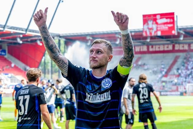 Alexander Hahn (MSV Duisburg, 42) bedankt sich bei den Fans fuer die Unterstuetzung GER, SSV Jahn Regensburg vs. MSV Duisburg, Fussball, 3. Bundesliga, 2. Spieltag, Saison 2025 2026, 10.08.2025. (DFL DFB REGULATIONS PROHIBIT ANY USE OF PHOTOGRAPHS as IMAGE SEQUENCES and or QUASI-VIDEO). GER, SSV Jahn Regensburg vs. MSV Duisburg, Fussball, 3. Bundesliga, 2. Spieltag, Saison 2025 2026, 10.08.2025. Regensburg Copyright: xEibner-Pressefoto HeikexFeinerx EP_HFR