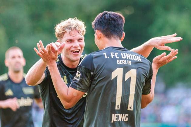 v.l. Andras Schaefer (1. FC Union Berlin, 13), Wooyeong Jeong (1. FC Union Berlin, 11) jubelt nach Tor zum 0:5 durch Wooyeong Jeong (1. FC Union Berlin, 11) GER, FC Guetersloh vs. 1. FC Union Berlin, Fussball, DFB-Pokal, 1. Runde, Spielzeit 2025 2026, 15.08.2025 DFL Regulations prohibit any use of photographers as image sequences and or quasi-video. GER, FC Guetersloh vs. 1. FC Union Berlin, Fussball, DFB-Pokal, 1. Runde, Spielzeit 2025 2026, 15.08.2025 Guetersloh Copyright: xEibner-Pressefoto JanxRollingerx EP_JSK