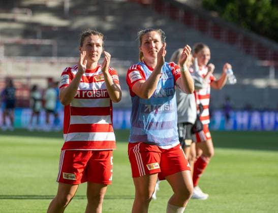 Fußball, Frauen, Testspiel, Saison 2025 2026, 1. FC Union Berlin - Real Madrid, v. l. Katja Orschmann (1. Frauen 1. FC Union), Dina Orschmann (1. Frauen 1. FC Union), Jubel nach dem Abpfiff, 17.08. 2025, Copyright: xMatthiasxKochx
