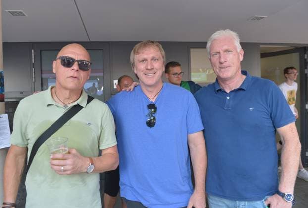 15.08.2025, GER, Fussball, DFB-Pokal, Saison 2025 2026, 1 Hauptrunde, Ohlendorf Stadion im Heidewald, Gütersloh FC Gütersloh - 1. FC Union Berlin 0 : 5 Dirk van der Ven und Ansgar Brinkmann (beide ehemalige deutsche Fußballer, v.L) mit Rob Reekers (Sportlicher Leiter FC Gütersloh), Aktion, Einzelbild, Quer, Mimik, Gestik