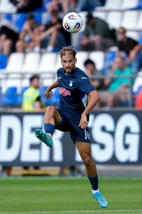 Luka Djuric (Duric, TSG II, 10), am Ball, Freisteller, Ganzkörper, Einzelbild, Einzelfoto, Aktion, Action, 23.08.2025, Sinsheim (Deutschland), Fussball, 3. Liga, TSG 1899 Hoffenheim II - FC Energie Cottbus, DFB DFL REGULATIONS PROHIBIT ANY USE OF PHOTOGRAPHS AS IMAGE SEQUENCES AND OR QUASI-VIDEO.