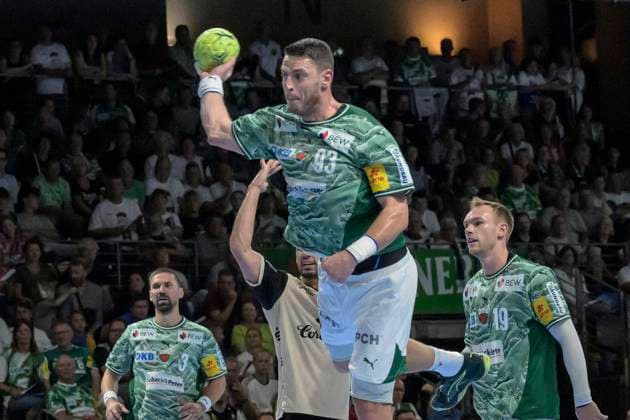 im Bild v.l.: Mijajlo Marsenic (Fuechse Berlin), Action, Kampf, kaempft um den Ball, GER, Berlin, Handball, Fuechse Berlin vs Bergischer HC, DAIKIN Handball-Bundesliga, in der Max Schmeling Halle, 31.08.2025, Copyright: HMBxMedia UwexKoch