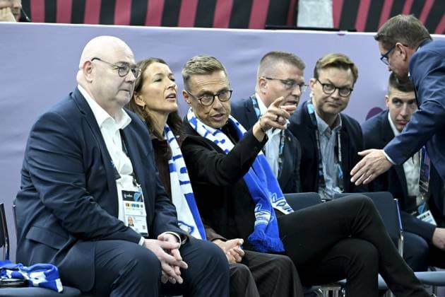 Finland s President Alexander Stubb (C) and his wife Suzanne Innes-Stubb with Chairman Timo Elo (L) of the Finnish Basketball Federation before the basketball FIBA EuroBasket 2025 group B match between Finland and Lithuania in Tampere, Finland, on September 1, 2025. Tampere Finland LKFTJK20250901200828KKHN Copyright: xHeikkixSaukkomaax LKFTJK20250901200828KKHN