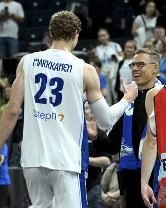Finland s President Alexander Stubb talks with Lauri Markkanen after the basketball FIBA EuroBasket 2025 group B match between Finland and Lithuania in Tampere, Finland, on September 1, 2025. Tampere Finland LKFTJK20250901223945ABBX Copyright: xHeikkixSaukkomaax LKFTJK20250901223945ABBX