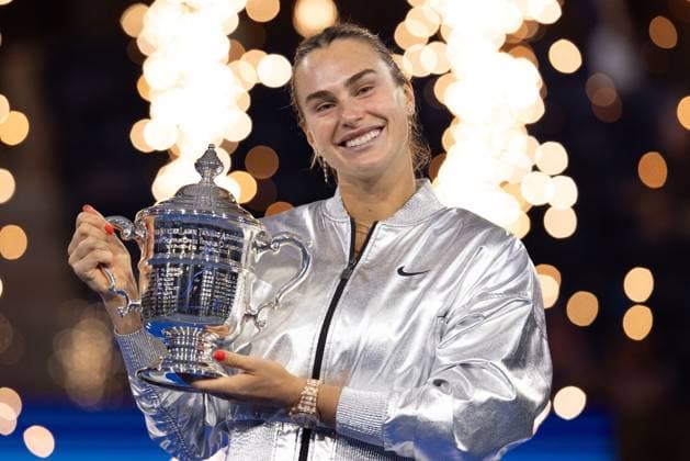 Aryna Sabalenka mit dem Pokal, Trophäe, Damen Einzel, Ladies Singles, Siegerehrung, Presentation, US Open Championships 2025, USTA Billie Jean King National Tennis Center, Flushing Meadows, New York, USA .. Copyright: xJuergenxHasenkopfx