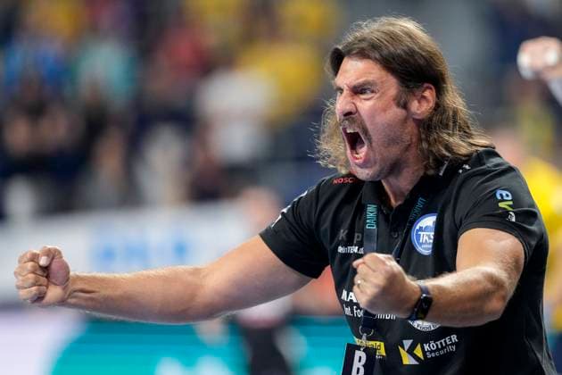 Sebastian Hinze (Trainer, Cheftrainer, ThSV), Einzelbild, Einzelfoto, Aktion, Action, Jubel, jubeln, jubelt, celebration, Freude, freuen, freut sich, zuversichtlich, optimistisch, positiv, Spielszene, 13.09.2025, Mannheim (Deutschland), Handball, Bundesliga, Rhein-Neckar Löwen - ThSV Eisenach