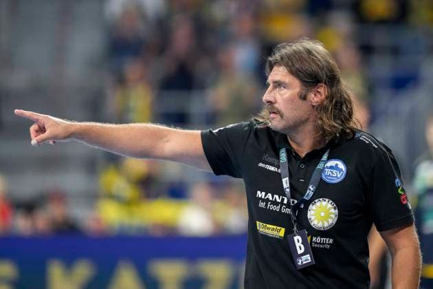 Sebastian Hinze (Trainer, Cheftrainer, ThSV), gibt Anweisungen, gestikuliert, mit den Armen gestikulieren, Einzelbild, Einzelfoto, Aktion, Action, 13.09.2025, Mannheim (Deutschland), Handball, Bundesliga, Rhein-Neckar Löwen - ThSV Eisenach