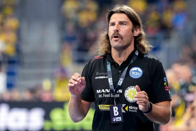 Sebastian Hinze (Trainer, Cheftrainer, ThSV), gibt Anweisungen, gestikuliert, mit den Armen gestikulieren, Einzelbild, Einzelfoto, Aktion, Action, 13.09.2025, Mannheim (Deutschland), Handball, Bundesliga, Rhein-Neckar Löwen - ThSV Eisenach
