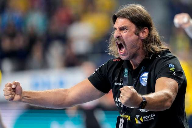 Sebastian Hinze (Trainer, Cheftrainer, ThSV), Einzelbild, Einzelfoto, Aktion, Action, Jubel, jubeln, jubelt, celebration, Freude, freuen, freut sich, zuversichtlich, optimistisch, positiv, Spielszene, 13.09.2025, Mannheim (Deutschland), Handball, Bundesliga, Rhein-Neckar Löwen - ThSV Eisenach