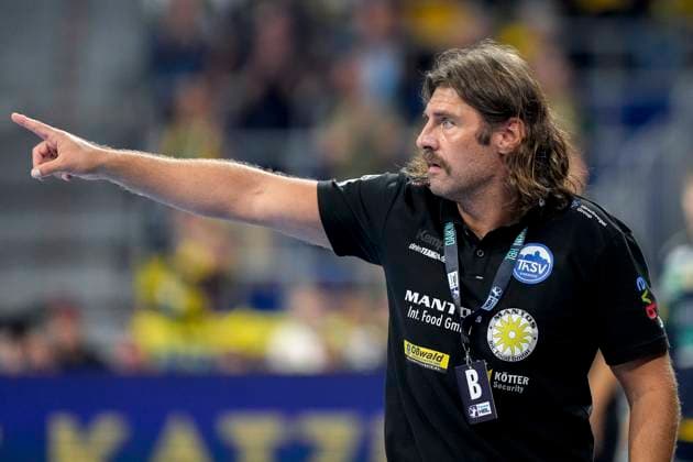 Sebastian Hinze (Trainer, Cheftrainer, ThSV), gibt Anweisungen, gestikuliert, mit den Armen gestikulieren, Einzelbild, Einzelfoto, Aktion, Action, 13.09.2025, Mannheim (Deutschland), Handball, Bundesliga, Rhein-Neckar Löwen - ThSV Eisenach