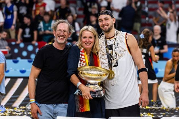 LAT, Eurobasket 205, Basketball Europameisterschaft, Finale, Türkei-Deutschland 14.09.2025, Riga Arena, Riga, LAT, Eurobasket 205, Basketball Europameisterschaft, Finale, Türkei-Deutschland Franz Wagner (Deutschland, No 9) mit seinen Eltern Beate Wagner und Axel Schulz. Â Foto Alexander Trienitz Riga Riga Arena Riga Lettland