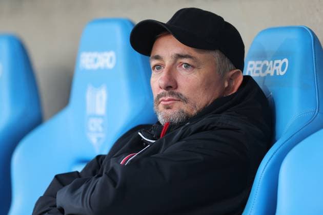 Chemnitz, 17.09.2025, eins-Stadion - An der Gellertstraße, Fußball, Männer, Saison 2025 2026, Regionalliga Nordost, 8. Spieltag , Chemnitzer FC - Hallescher FC 3:0 (2:0) , Im Bild: Sportdirektor Daniel Meyer (Halle) , Gemäß den Vorgaben des DFB, Deutscher Fußball Bund, ist es untersagt, in dem Stadion und oder vom Spiel angefertigte Fotoaufnahmen in Form von Sequenzbildern und oder videoähnlichen Fotostrecken zu verwerten bzw. verwerten zu lassen. DFB regulations prohibit any use of photographs as image sequences and or quasi-video.