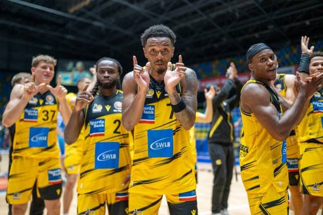 Julis Baumer (MHP RIESEN Ludwigsburg, 37), Traveon Buchanan (MHP RIESEN Ludwigsburg, 02), Elijah Hughes (MHP RIESEN Ludwigsburg, 07), Stefan Smith (MHP RIESEN Ludwigsburg, 03), GER, Skyliners Frankfurt vs. MHP Riesen Ludwigsburg, easycredit BBL, Basketball, BBL-Pokal, 1. Runde, Spielzeit 2025 2026, 24.09.2025, GER, Skyliners Frankfurt vs. MHP Riesen Ludwigsburg, easycredit BBL, Basketball, BBL-Pokal, 1. Runde, Spielzeit 2025 2026, 24.09.2025 Frankfurt am Main Copyright: xEibner-Pressefoto SaschaxWaltherx EP_EER
