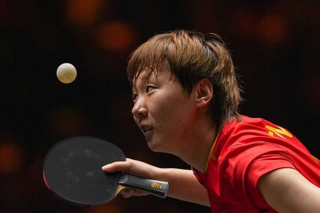 (251002) -- BEIJING, Oct. 2, 2025 -- Wang Manyu of China serves during the women s singles round of 16 match against Hayata Hina of Japan at 2025 World Table tennis, Tischtennis (WTT) China Smash in Beijing, China, Oct. 2, 2025. ) (SP)CHINA-BEIJING-TABLE TENNIS-WTT-CHINA SMASH-WOMEN S SINGLES(CN) JuxHuanzong