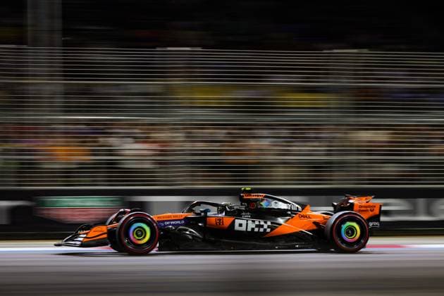 F1 - SINGAPORE GRAND PRIX 2025 04 NORRIS Lando (gbr), McLaren F1 Team MCL39, action during the 2025 Formula 1 Singapore Grand Prix, 18th round of the 2025 FIA Formula One World Championship, WM, Weltmeisterschaft from October 3 to 5, 2025 on the Marina Bay Street Circuit, in Singapore - SingaporeSingapore Copyright: xFLORENTxGOODENx