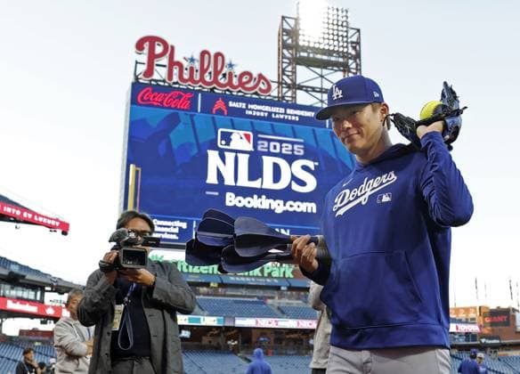 Baseball: Division Series between Dodgers and Phillies Los Angeles Dodgers pitcher Yoshinobu Yamamoto leaves Citizens Bank Park in Philadelphia on Oct. 3, 2025, following practice conducted ahead of Game 1 of the Division Series against the Philadelphia Phillies the following day. A14AA0004908309P