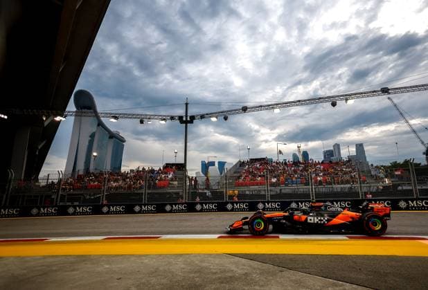 F1 - SINGAPORE GRAND PRIX 2025 04 NORRIS Lando (gbr), McLaren F1 Team MCL39, action during the 2025 Formula 1 Singapore Grand Prix, 18th round of the 2025 FIA Formula One World Championship, WM, Weltmeisterschaft from October 3 to 5, 2025 on the Marina Bay Street Circuit, in Singapore - SingaporeSingapore Copyright: xDPPIx