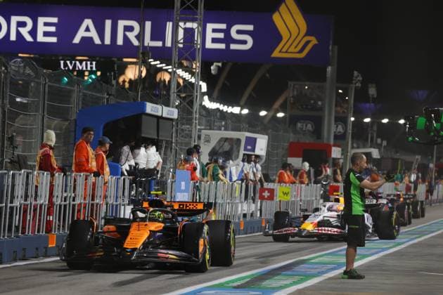 F1 - SINGAPORE GRAND PRIX 2025 04 NORRIS Lando (gbr), McLaren F1 Team MCL39, action during the 2025 Formula 1 Singapore Grand Prix, 18th round of the 2025 FIA Formula One World Championship, WM, Weltmeisterschaft from October 3 to 5, 2025 on the Marina Bay Street Circuit, in Singapore - SingaporeSingapore Copyright: xDPPIx