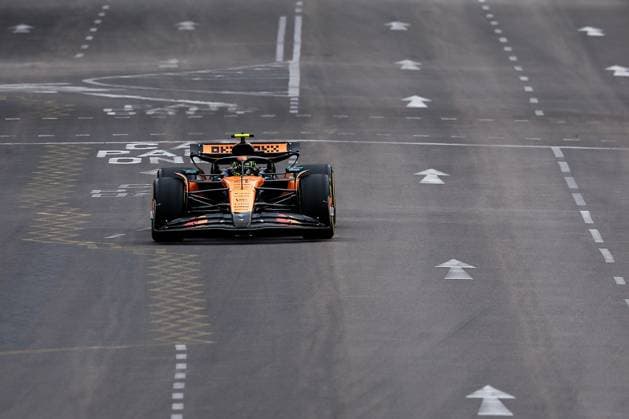 F1 - SINGAPORE GRAND PRIX 2025 04 NORRIS Lando (gbr), McLaren F1 Team MCL39, action during the 2025 Formula 1 Singapore Grand Prix, 18th round of the 2025 FIA Formula One World Championship, WM, Weltmeisterschaft from October 3 to 5, 2025 on the Marina Bay Street Circuit, in Singapore - SingaporeSingapore Copyright: xEricxAlonsox