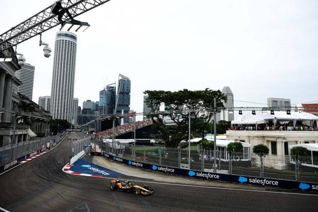 F1 - SINGAPORE GRAND PRIX 2025 04 NORRIS Lando (gbr), McLaren F1 Team MCL39, action during the 2025 Formula 1 Singapore Grand Prix, 18th round of the 2025 FIA Formula One World Championship, WM, Weltmeisterschaft from October 3 to 5, 2025 on the Marina Bay Street Circuit, in Singapore - SingaporeSingapore Copyright: xEricxAlonsox