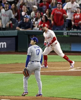 Baseball: Division Series between Dodgers and Phillies Philadelphia Phillies slugger Kyle Schwarber flies out against Los Angeles Dodgers two-way player Shohei Ohtani in the first inning of Game 1 of the Division Series at Citizens Bank Park in Philadelphia on Oct. 4, 2025. A14AA0004911441P