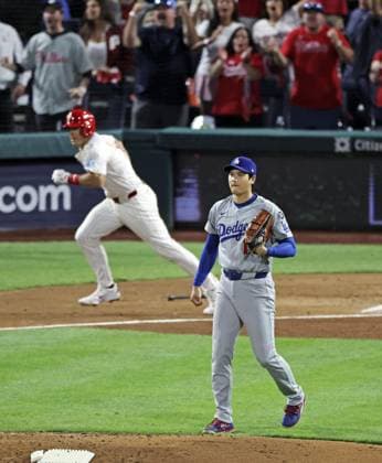 Baseball: Division Series between Dodgers and Phillies Los Angeles Dodgers two-way player Shohei Ohtani gives up a two-run triple to J.T. Realmuto of the Philadelphia Phillies in the second inning of Game 1 of the Division Series at Citizens Bank Park in Philadelphia on Oct. 4, 2025. A14AA0004911444P