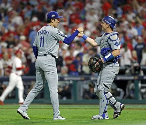 Baseball: Division Series between Dodgers and Phillies Los Angeles Dodgers reliever Roki Sasaki (L) shakes hands with catcher Will Smith after throwing a scoreless ninth inning to earn save in Game 1 of the National League Division Series against the Philadelphia Phillies at Citizens Bank Park in Philadelphia on Oct. 4, 2025. A14AA0004911725P