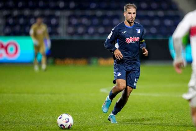 Luka Djuric (Duric, TSG II, 10), am Ball, Freisteller, Ganzkörper, Einzelbild, Einzelfoto, Aktion, Action, 05.10.2025, Sinsheim (Deutschland), Fussball, 3. Liga, TSG 1899 Hoffenheim II - VfB Stuttgart II, DFB DFL REGULATIONS PROHIBIT ANY USE OF PHOTOGRAPHS AS IMAGE SEQUENCES AND OR QUASI-VIDEO.