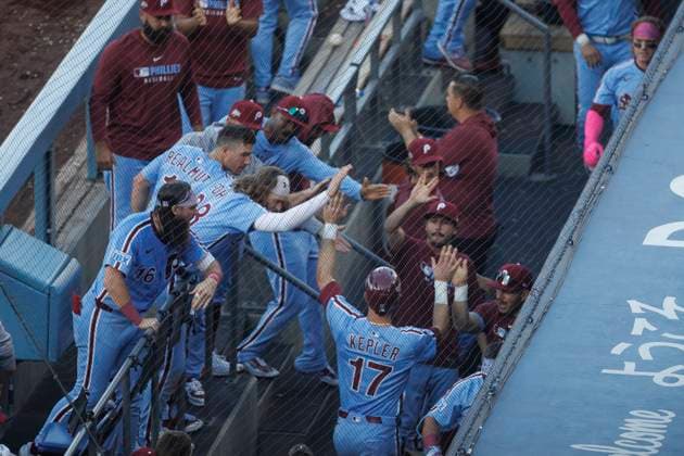 October 9, 2025, Los Angeles, California, USA: Max Kepler 17 of the Philadelphia Phillies is congratulated after scoring during their MLB, Baseball Herren, USA National League Division Series Game 4 against the Los Angeles Dodgers on Thursday October 9, 2025 at Dodger Stadium in Los Angeles, California. Dodgers defeat Phillies, 2-1 in ten innings to win the NLDS. ARMANDO ARORIZO PI Los Angeles USA - ZUMAp124 20251009_zaa_p124_010 Copyright: xArmandoxArorizox