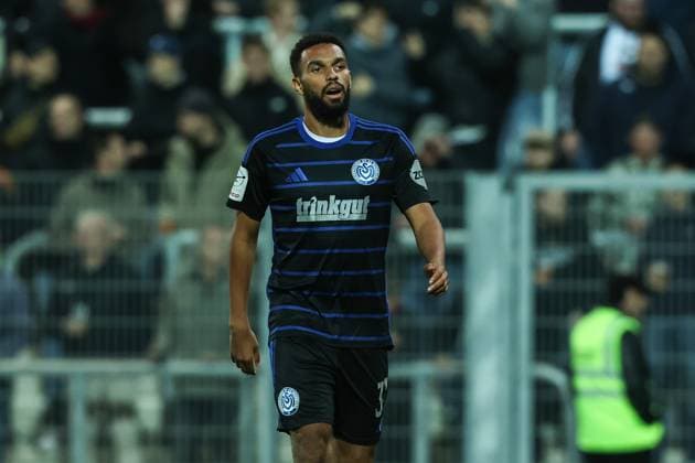 Fussball, FVN Niederrheinpokal Saison 2025 2026 Achtelfinale KFC Uerdingen - MSV Duisburg 15.10.2025, Grotenburg-Stadion Jesse Tugbenyo (MSV Duisburg, 33) Krefeld Grotenburg-Stadion Nordrhein-Westfalen Deutschland