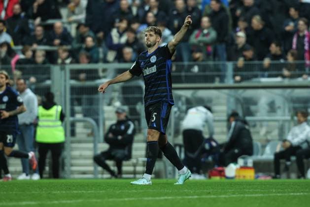 Fussball, FVN Niederrheinpokal Saison 2025 2026 Achtelfinale KFC Uerdingen - MSV Duisburg 15.10.2025, Grotenburg-Stadion Tobias Fleckstein (MSV Duisburg, 5) Krefeld Grotenburg-Stadion Nordrhein-Westfalen Deutschland