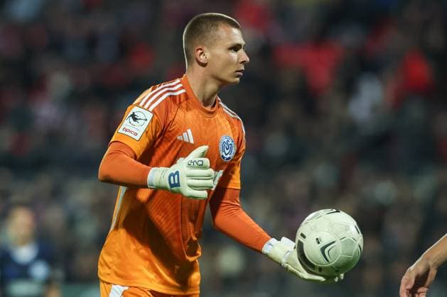 Fussball, FVN Niederrheinpokal Saison 2025 2026 Achtelfinale KFC Uerdingen - MSV Duisburg 15.10.2025, Grotenburg-Stadion Max Braune (MSV Duisburg, 1) Krefeld Grotenburg-Stadion Nordrhein-Westfalen Deutschland