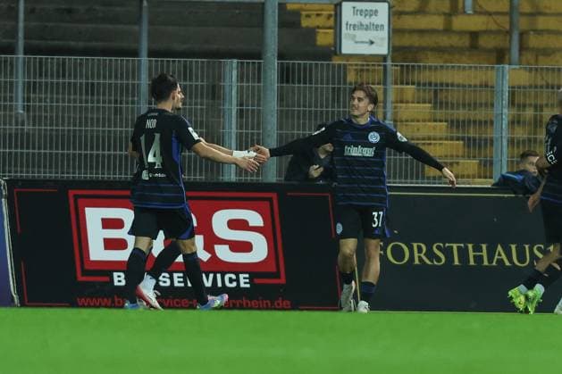 Fussball, FVN Niederrheinpokal Saison 2025 2026 Achtelfinale KFC Uerdingen - MSV Duisburg 15.10.2025, Grotenburg-Stadion Torjubel MSV Duisburg nach dem Tor zum 3-0 die Spieler freuen sich Krefeld Grotenburg-Stadion Nordrhein-Westfalen Deutschland