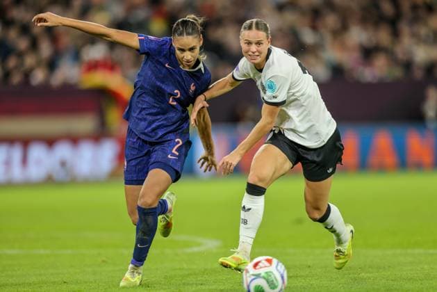 DEU, Düsseldorf, Deutschland vs Frankreich, UEFA Women s Nations League, UEFA, Saison 2526, Merkur Spiel-Arena, Halbfinale, Hinspiel im Bild v.l.n.r: Maëlle Lakrar (Frankreich), Klara Bühl (Deutschland, FC Bayern München), Zweikampf DFB DFL REGULATIONS PROHIBIT ANY USE OF PHOTOGRAPHS AS IMAGE SEQUENCES AND OR QUASI-VIDEO, 24.10.2025 Copyright: HMBxMedia HendrikxHamelau