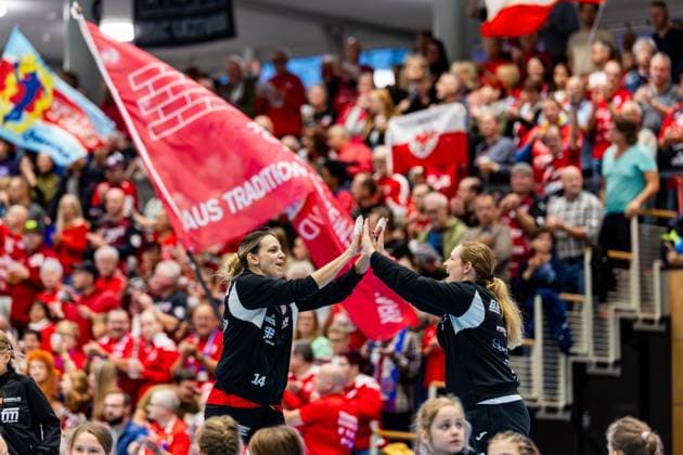 25.10.2025, GER, Handball, Frauen, Saison 2025 2026, Alsco 1.Bl, 6.Spieltag, Thueringer HC - VfL Oldenburg Anika Niederwieser (Thueringer HC,14), Christina Loevgren Hallberg (Thueringer HC,1) 99947 Bad Langensalza Salza Halle Sporthalle Mehrz Thüringen Deutschland