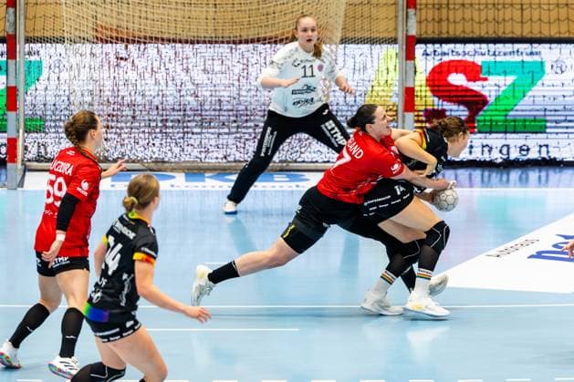 25.10.2025, GER, Handball, Frauen, Saison 2025 2026, Alsco 1.Bl, 6.Spieltag, Thueringer HC - VfL Oldenburg Marie Steffen (VfL Oldenburg), Josefine Hanfland (Thueringer HC,57) 99947 Bad Langensalza Salza Halle Sporthalle Mehrz Thüringen Deutschland
