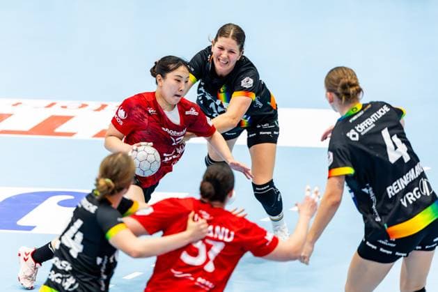 25.10.2025, GER, Handball, Frauen, Saison 2025 2026, Alsco 1.Bl, 6.Spieltag, Thueringer HC - VfL Oldenburg Paulina Golla (VfL Oldenburg) Natsuki Aizawa (Thueringer HC,23) 99947 Bad Langensalza Salza Halle Sporthalle Mehrz Thüringen Deutschland